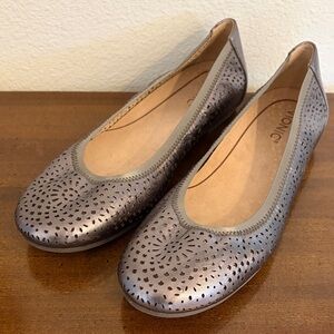 Vionic Robyn Perforated Pewter Leather Ballet Flats 9.5